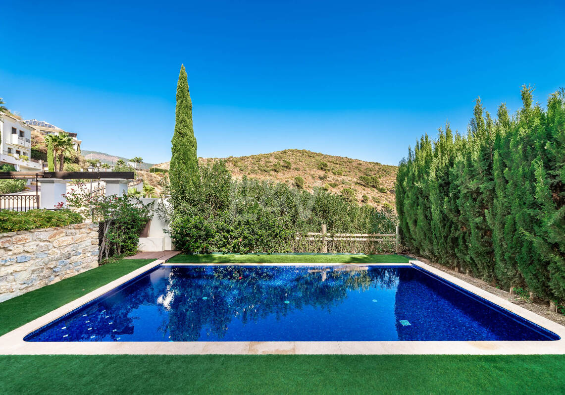 Villa Mediterránea con Vistas Panorámicas al Mar en Benahavís Hills Country Club