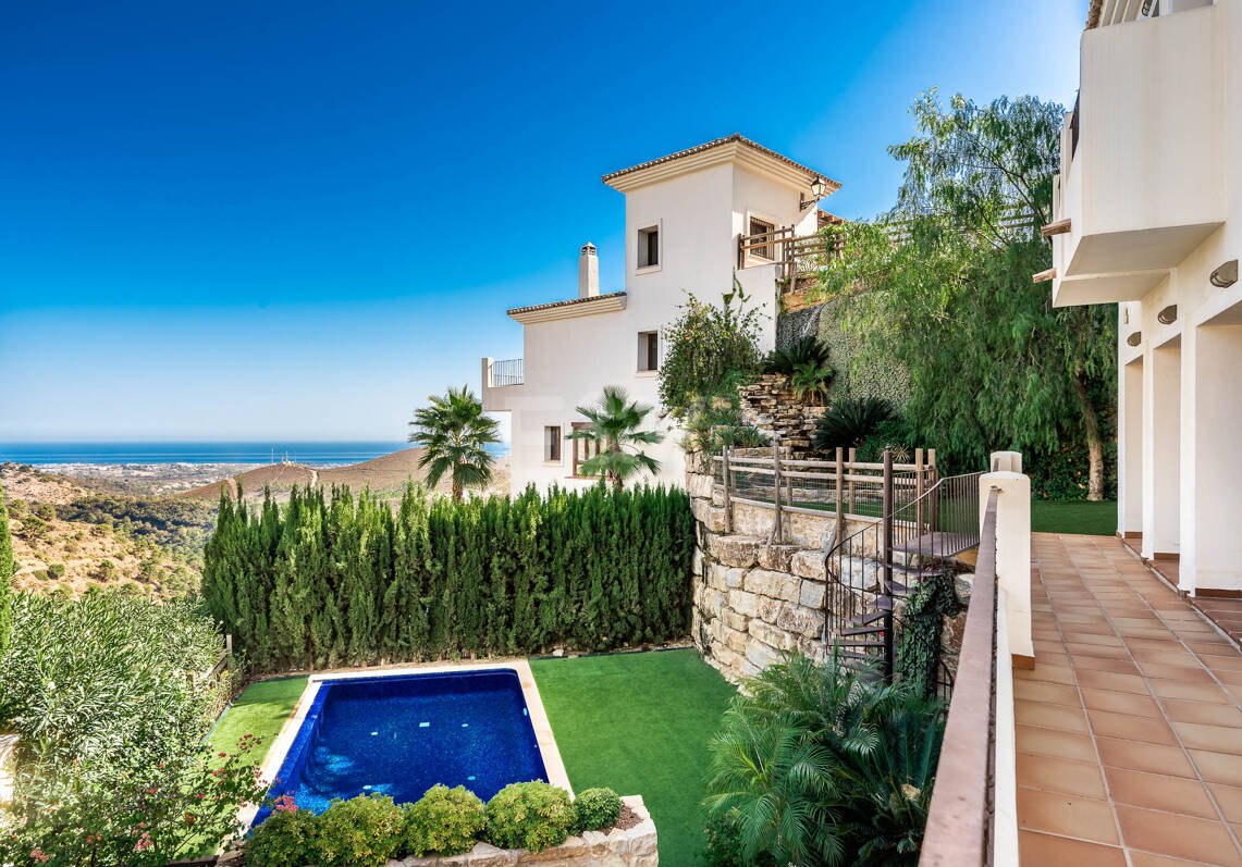 Villa Mediterránea con Vistas Panorámicas al Mar en Benahavís Hills Country Club