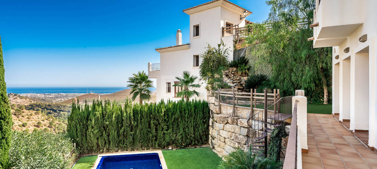Mediterrane Villa mit Panoramameerblick in Benahavís Hills Country Club
