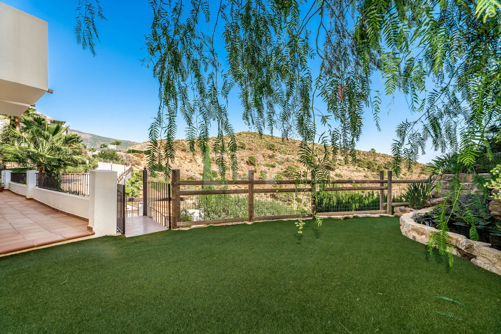 Villa de ville de Benahavís avec vue panoramique sur la mer et la montagne.