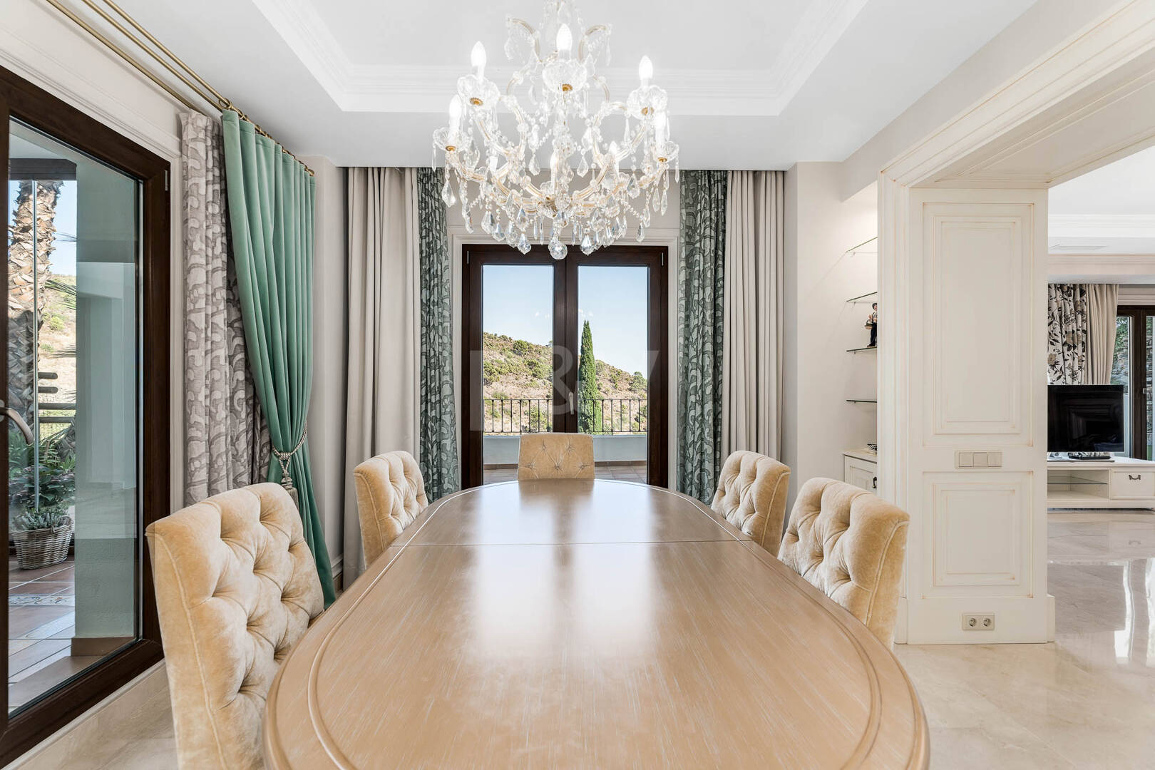 Villa de ville de Benahavís avec vue panoramique sur la mer et la montagne.