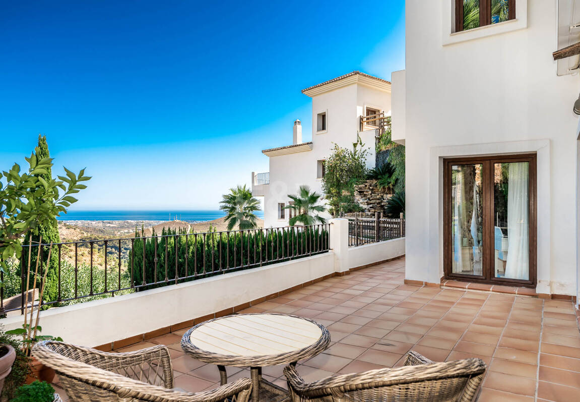 Mediterranean Benahavís Miejska Willa z widokiem na morze panoramiczne i góry.