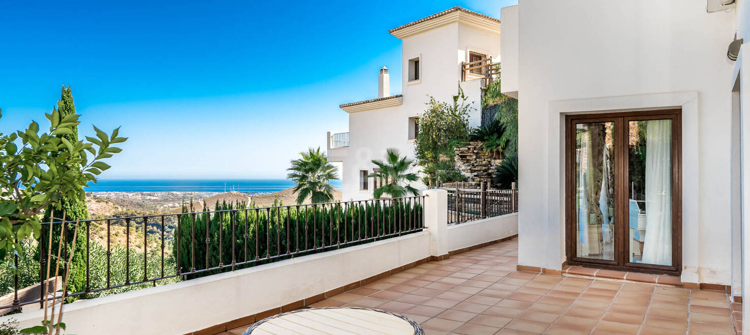 Mediterrane Villa mit Panoramameerblick in Benahavís Hills Country Club