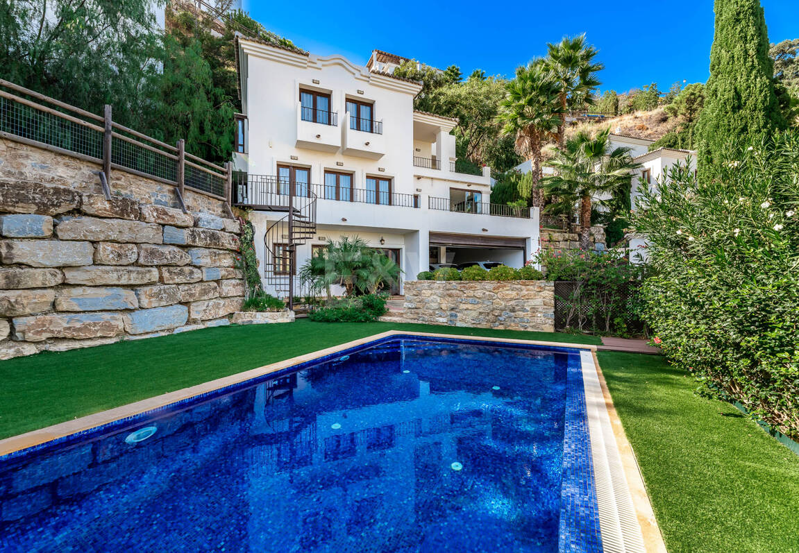 Mediterranean Benahavís Miejska Willa z widokiem na morze panoramiczne i góry.