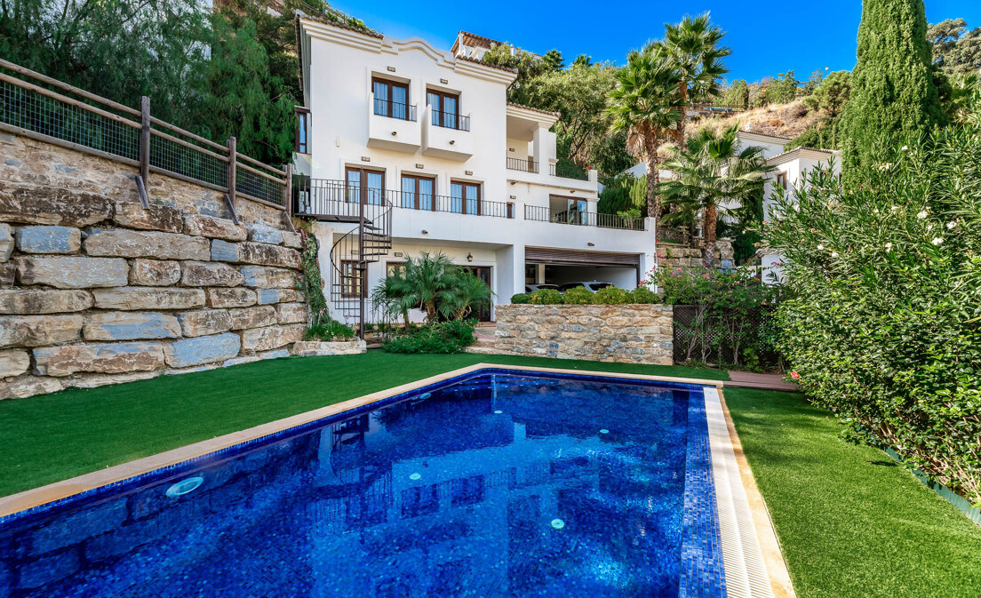 Villa Mediterránea en Benahavís Pueblo con Vistas Panorámicas al Mar y a la Montaña.