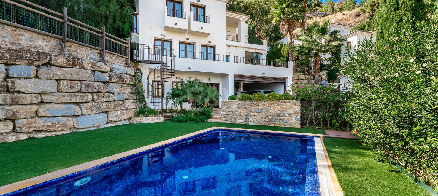 Mediterrane Villa mit Panoramameerblick in Benahavís Hills Country Club