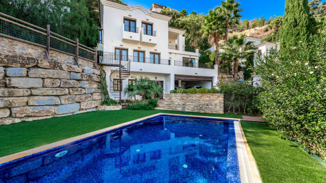 Villa Mediterránea en Benahavís Pueblo con Vistas Panorámicas al Mar y a la Montaña.