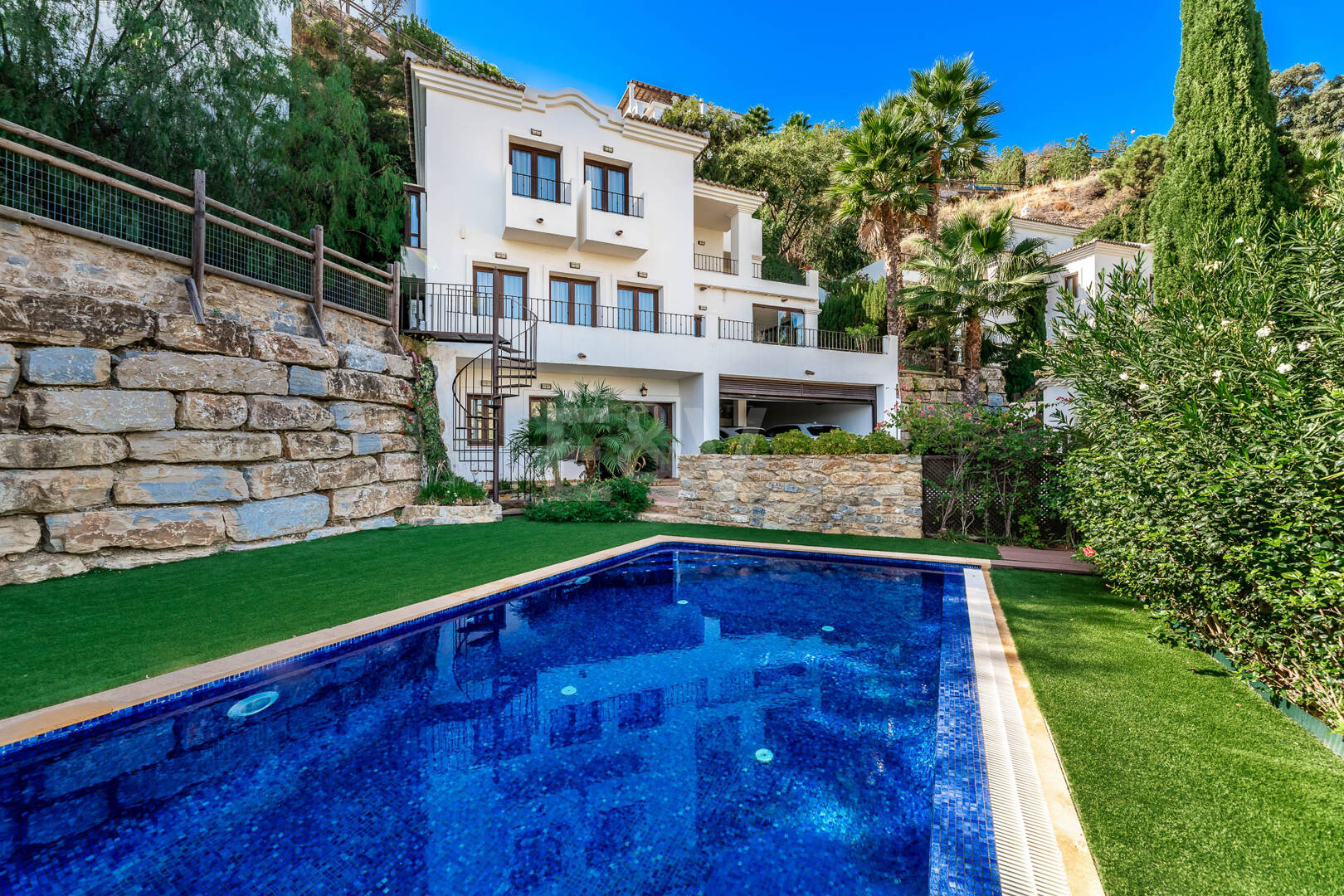 Villa de ville de Benahavís avec vue panoramique sur la mer et la montagne.
