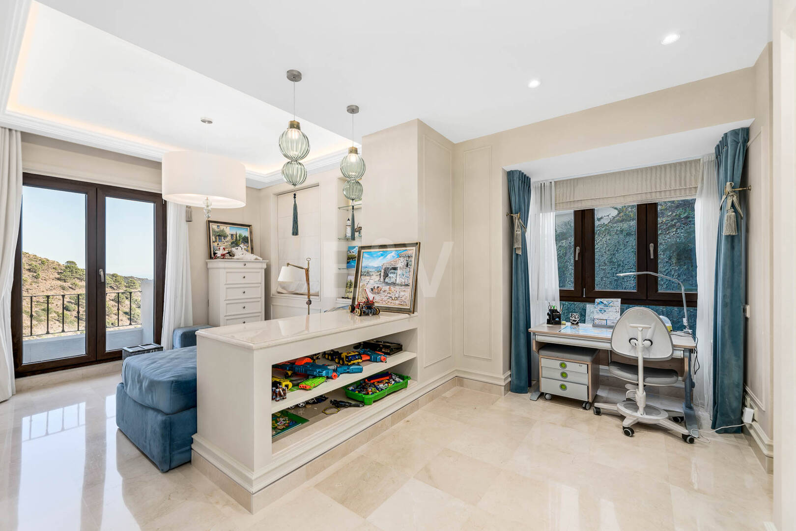 Villa de ville de Benahavís avec vue panoramique sur la mer et la montagne.