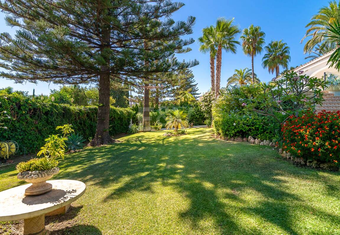 Villa med utsikt över The Golden Mile. Priser från 3 500€/vecka