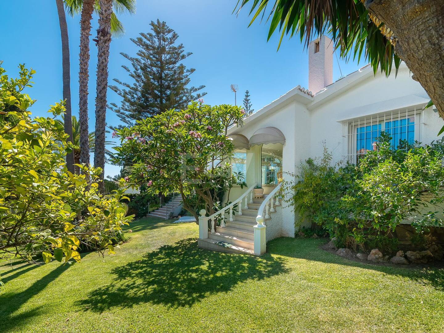 Villa med utsikt över The Golden Mile. Priser från 3 500€/vecka