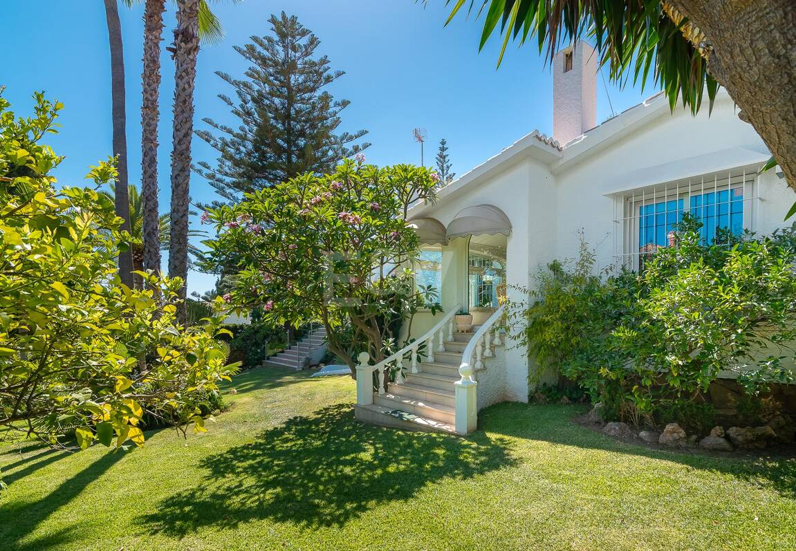 Villa med utsikt över The Golden Mile. Priser från 3 500€/vecka