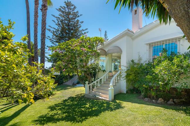 Villa med utsikt över The Golden Mile. Priser från 3 500€/vecka