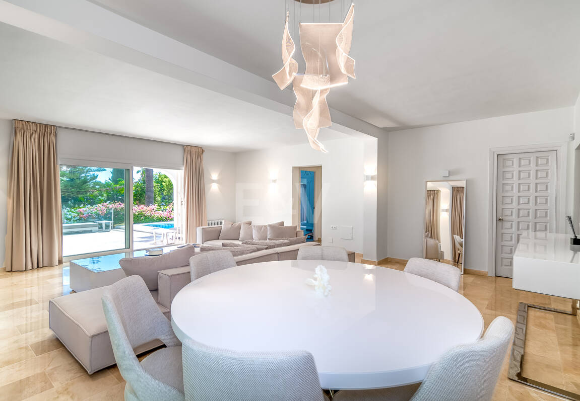 Villa med utsikt över The Golden Mile. Priser från 3 500€/vecka