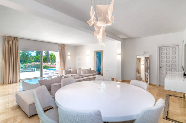 Villa med utsikt över The Golden Mile. Priser från 3 500€/vecka