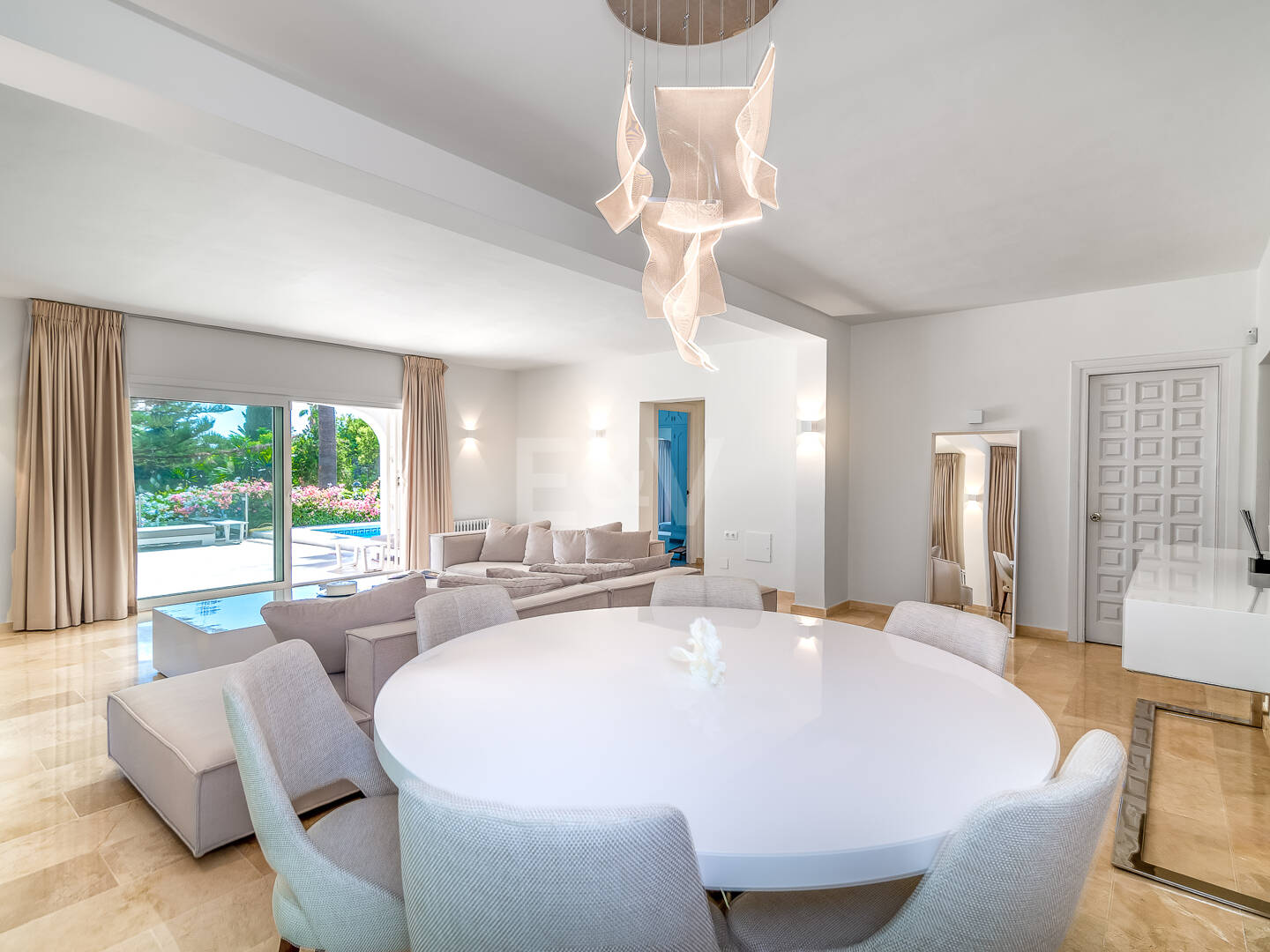 Villa med utsikt över The Golden Mile. Priser från 3 500€/vecka