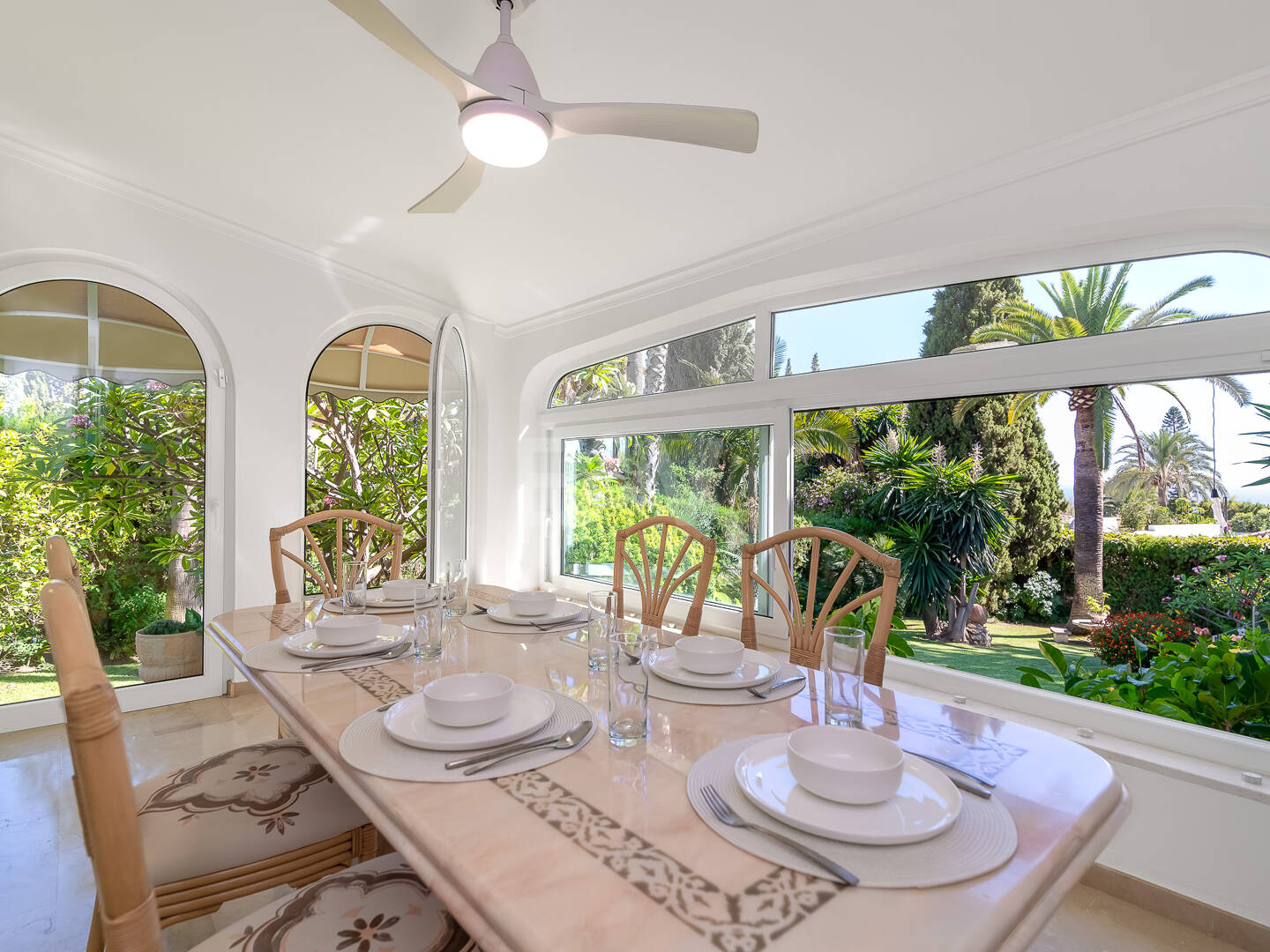 Villa med utsikt över The Golden Mile. Priser från 3 500€/vecka