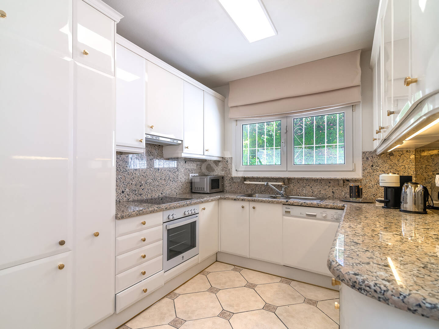 Villa med utsikt över The Golden Mile. Priser från 3 500€/vecka