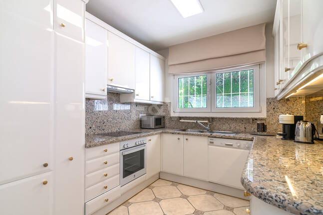 Villa med utsikt över The Golden Mile. Priser från 3 500€/vecka