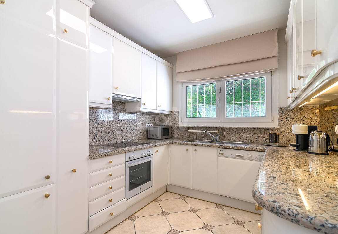 Villa med utsikt över The Golden Mile. Priser från 3 500€/vecka