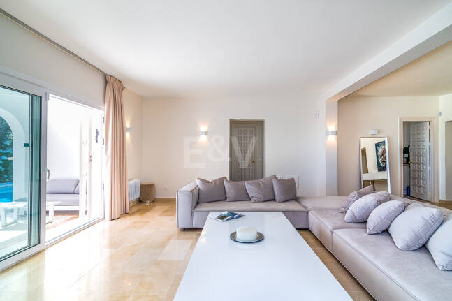 Villa med utsikt över The Golden Mile. Priser från 3 500€/vecka