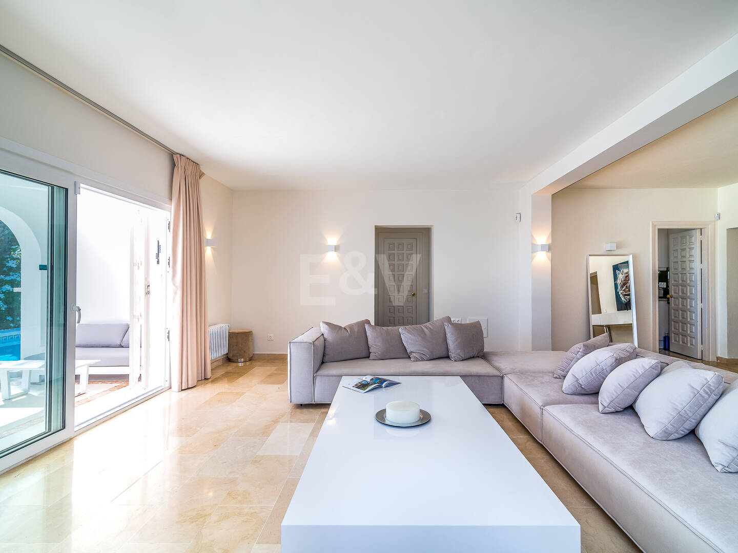 Villa med utsikt över The Golden Mile. Priser från 3 500€/vecka