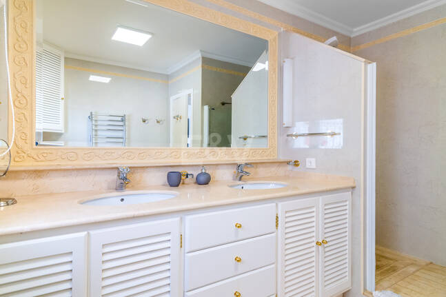 Villa med utsikt över The Golden Mile. Priser från 3 500€/vecka