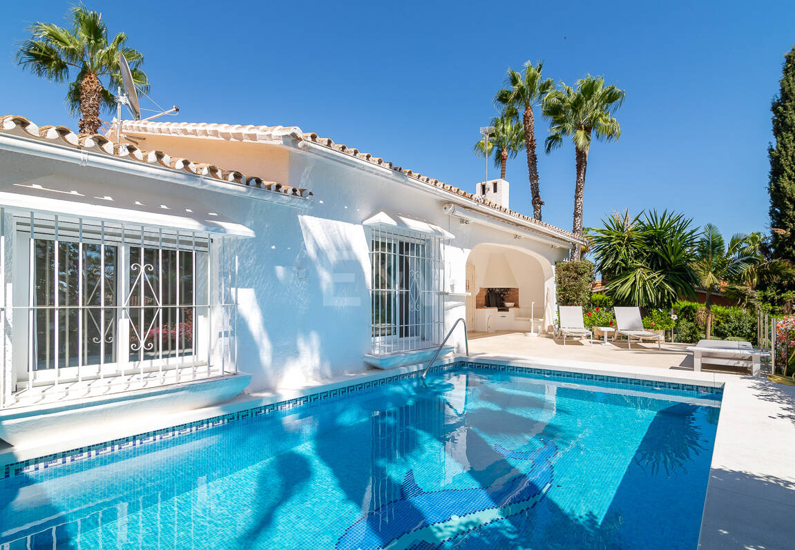 Villa med utsikt över The Golden Mile. Priser från 3 500€/vecka