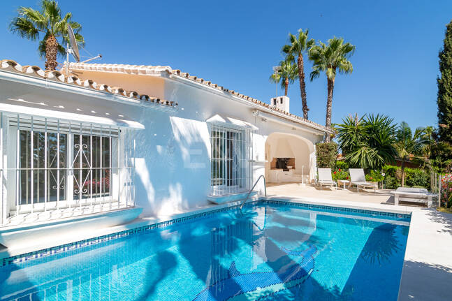 Villa med utsikt över The Golden Mile. Priser från 3 500€/vecka