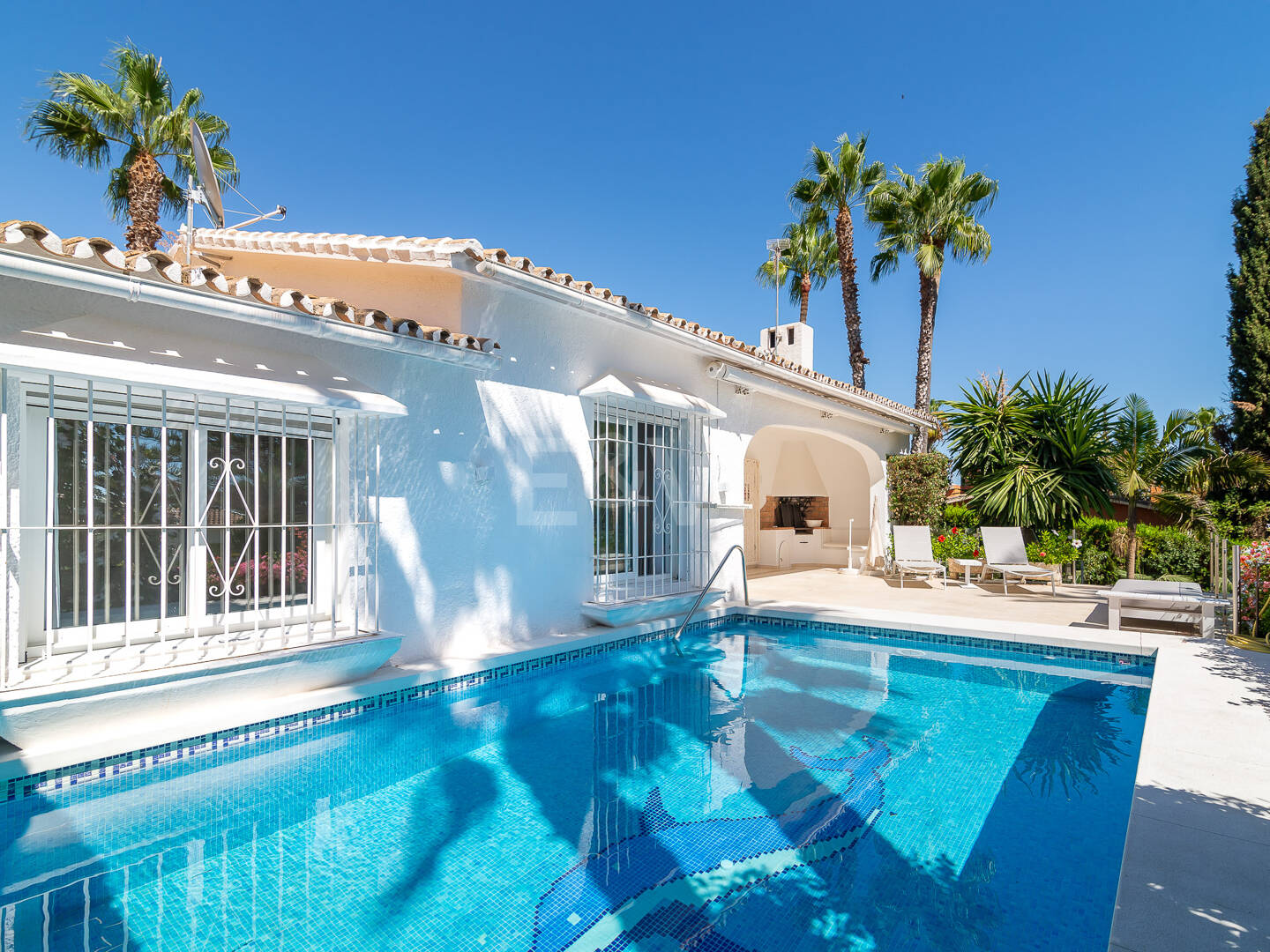 Villa med utsikt över The Golden Mile. Priser från 3 500€/vecka