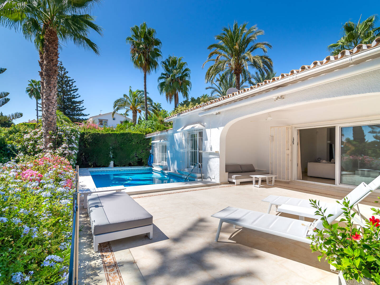 Villa med utsikt över The Golden Mile. Priser från 3 500€/vecka