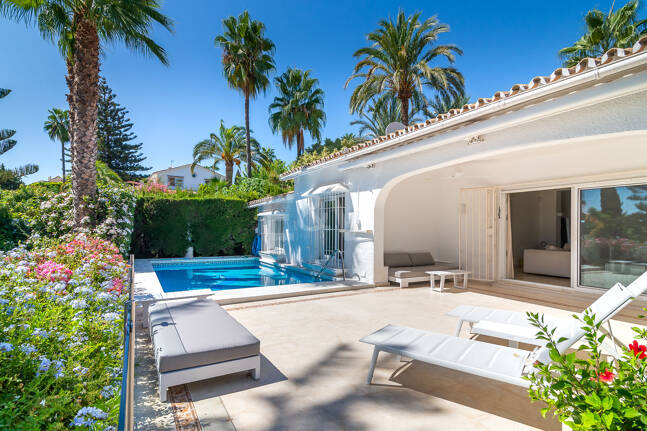 Villa med utsikt över The Golden Mile. Priser från 3 500€/vecka