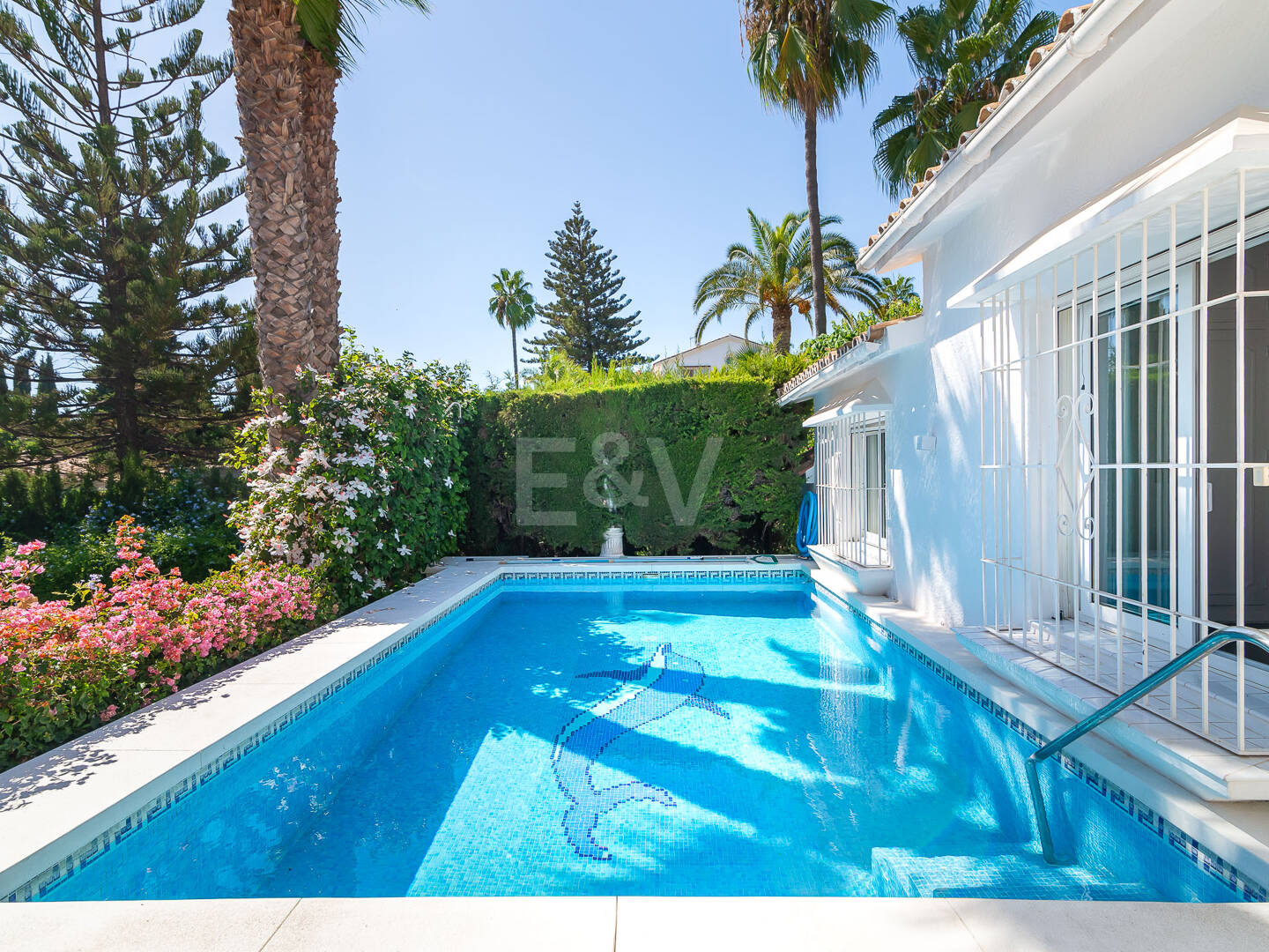 Villa med utsikt över The Golden Mile. Priser från 3 500€/vecka