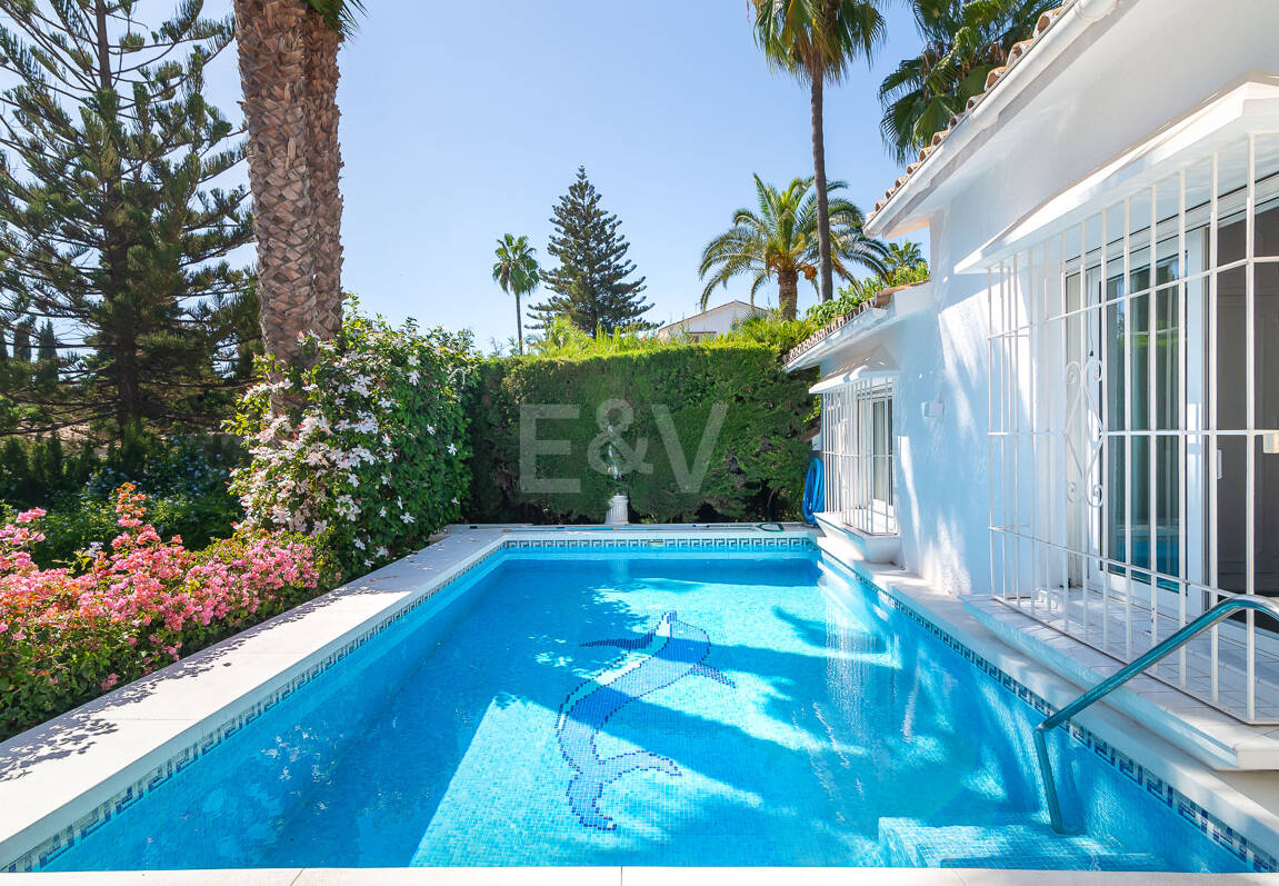 Villa med utsikt över The Golden Mile. Priser från 3 500€/vecka