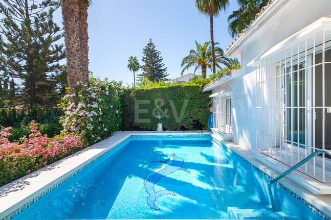 Villa med utsikt över The Golden Mile. Priser från 3 500€/vecka