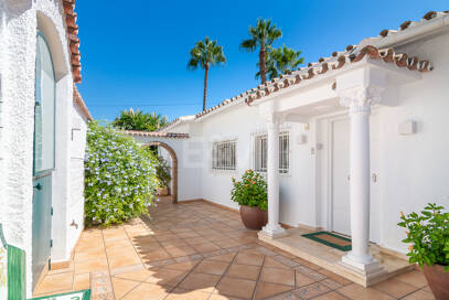 Villa med utsikt över The Golden Mile. Priser från 3 500€/vecka