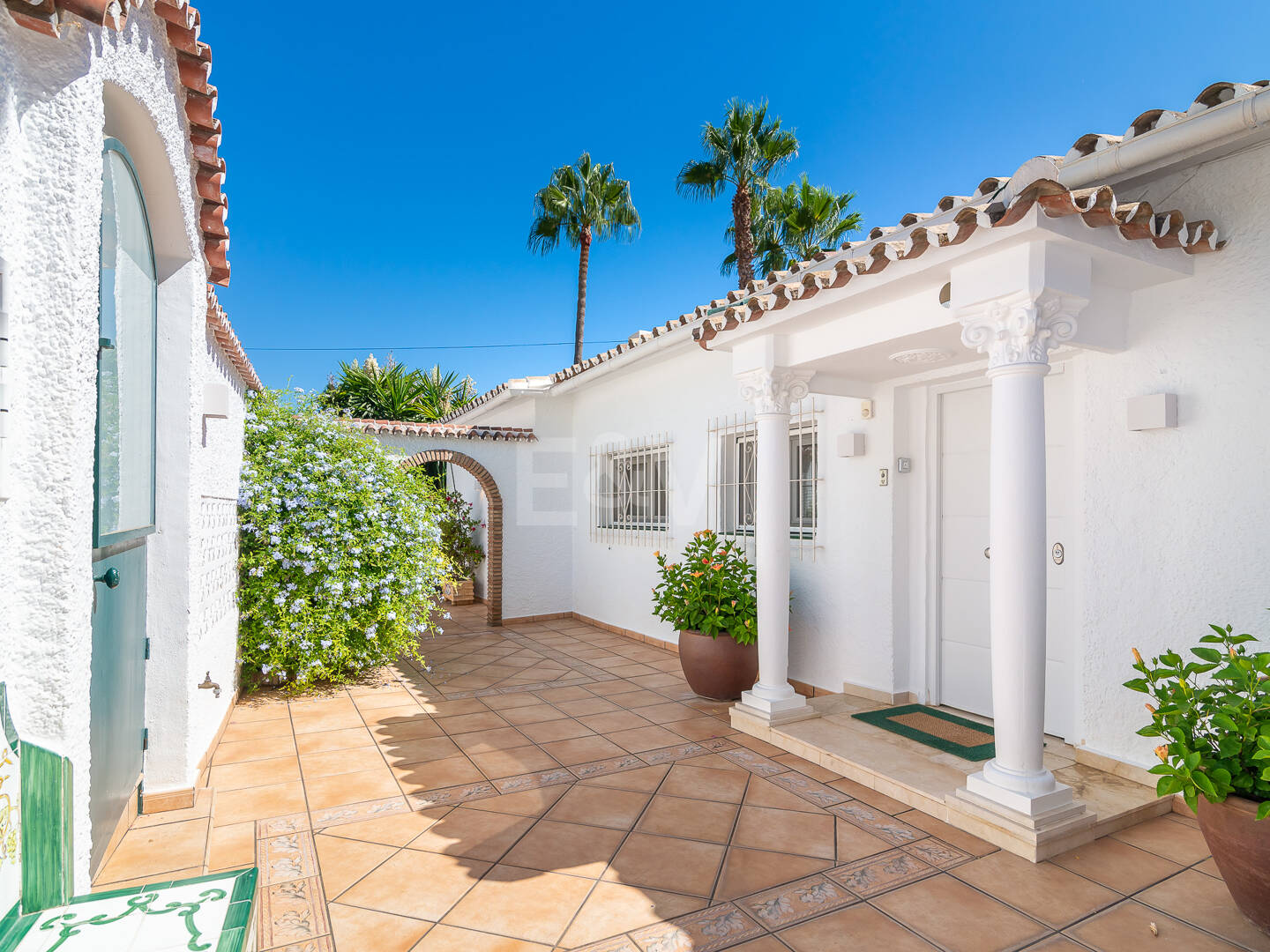 Villa med utsikt över The Golden Mile. Priser från 3 500€/vecka