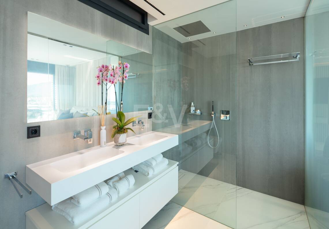 Elegante Wohnung mit Panoramablick auf das Meer in Puerto Banús