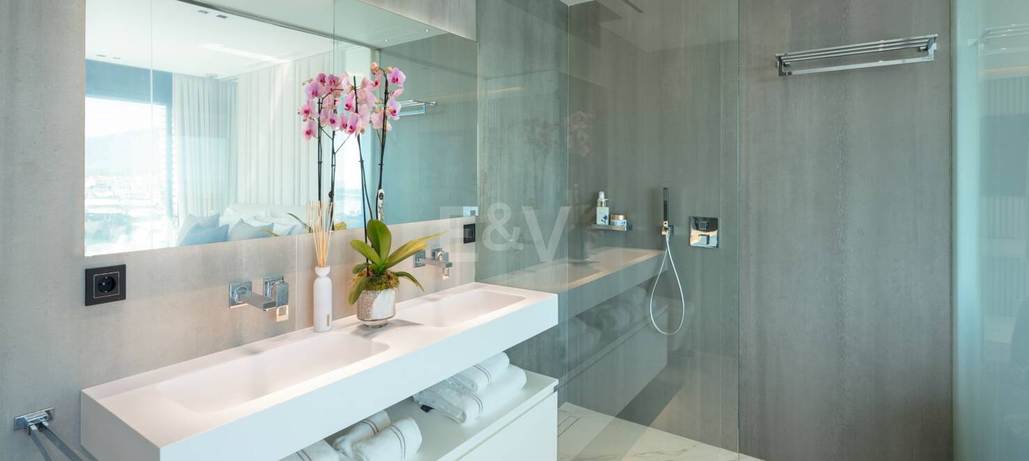 Elegant apartment with panoramic views