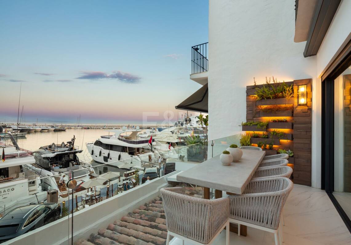 Elegante Wohnung mit Panoramablick auf das Meer in Puerto Banús