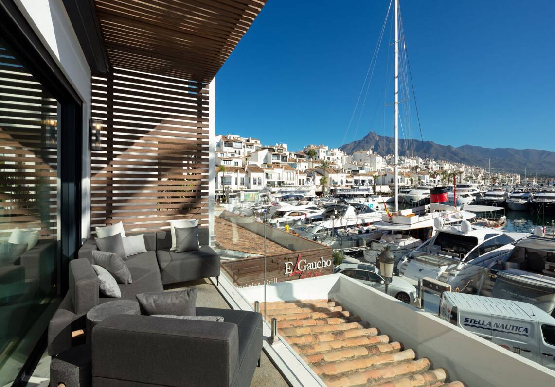 Elegante Wohnung mit Panoramablick auf das Meer in Puerto Banús