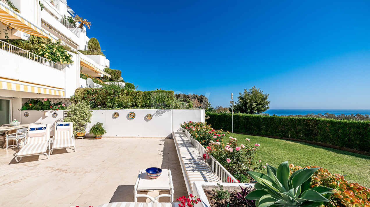 Nach Süden ausgerichtete Wohnung in Las Lomas de Marbella Club mit Meerblick