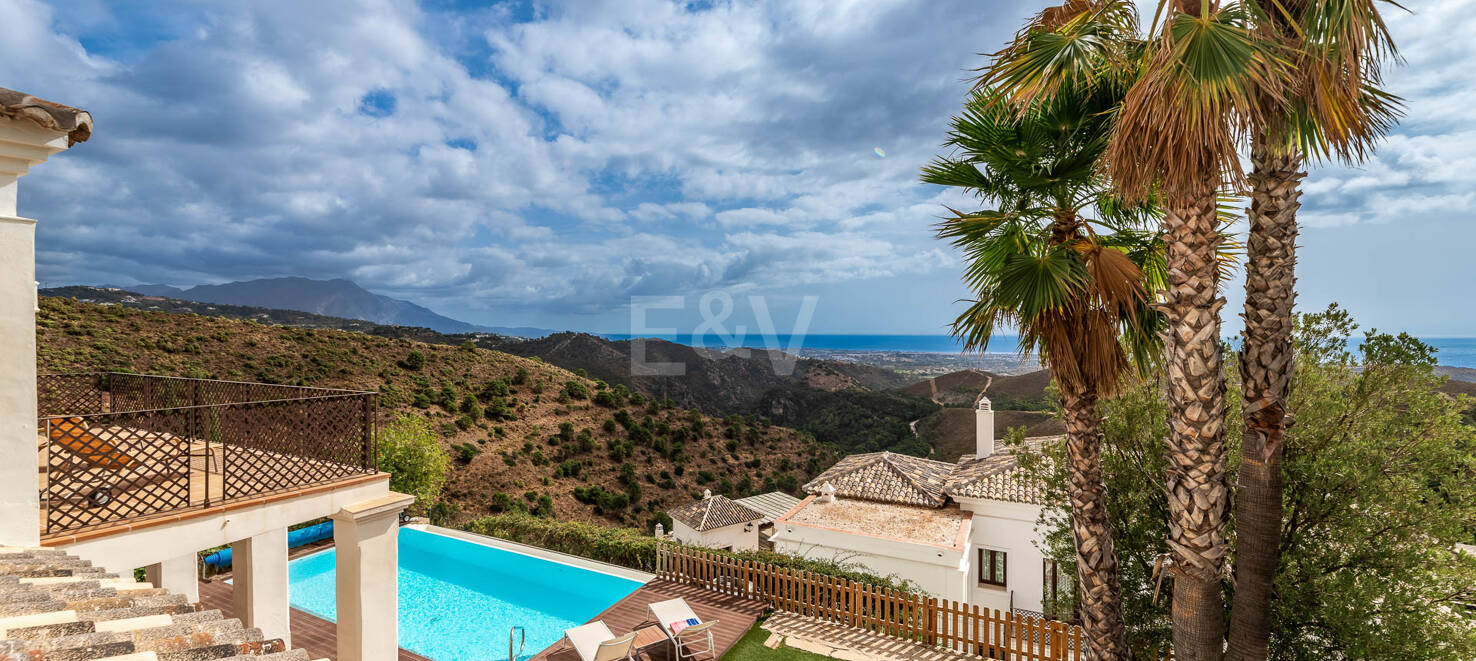 Mediterrane Benahavís Stadt Villa mit Panoramablick auf das Meer und die Berge.