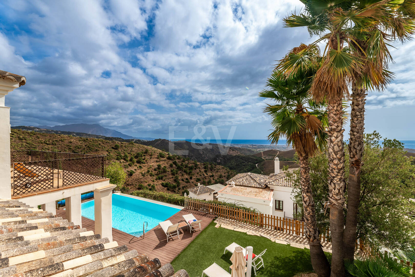 Mediterranean Benahavís Miejska Willa z widokiem na morze panoramiczne i góry.