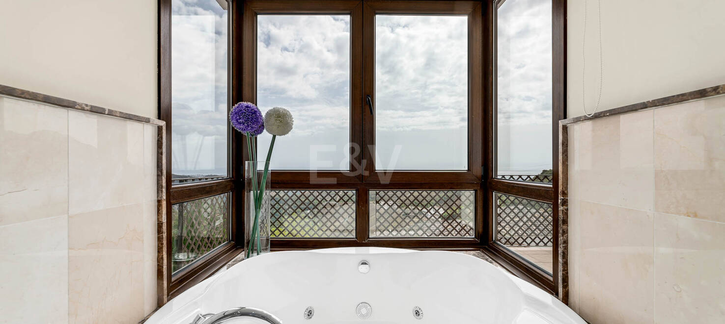 Mediterrane Benahavís Stadt Villa mit Panoramablick auf das Meer und die Berge.