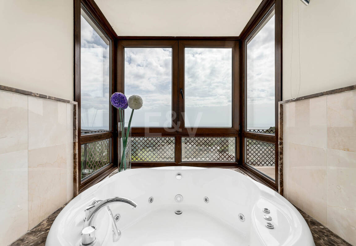 Mediterranean Benahavís Miejska Willa z widokiem na morze panoramiczne i góry.