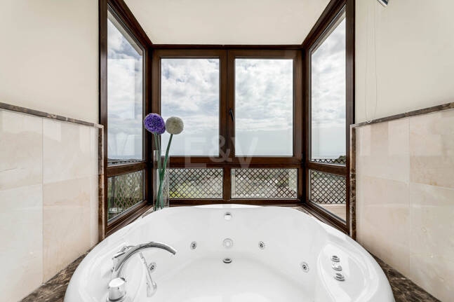 Mediterranean Benahavís Miejska Willa z widokiem na morze panoramiczne i góry.