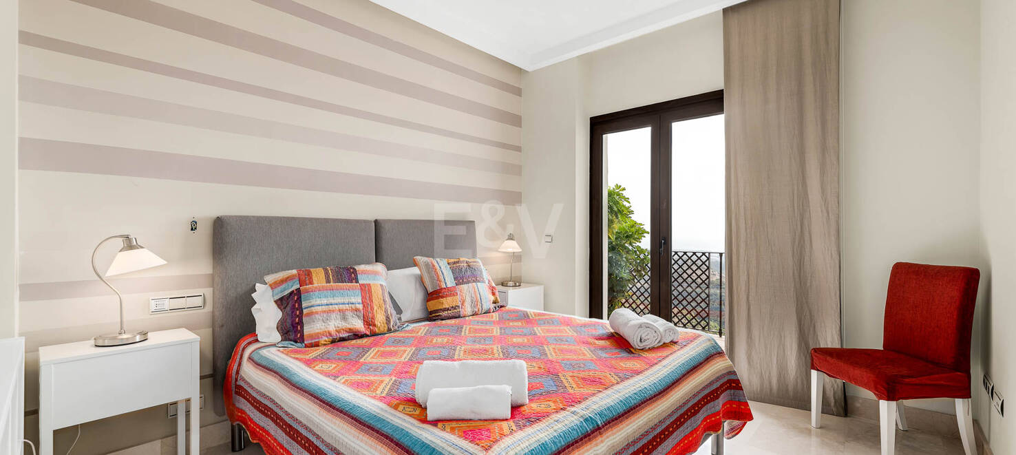 Mediterrane Benahavís Stadt Villa mit Panoramablick auf das Meer und die Berge.