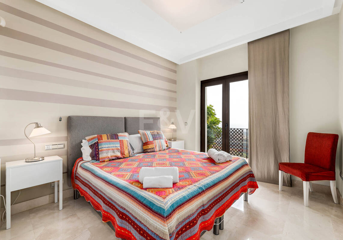Villa Mediterránea en Benahavís Pueblo con Vistas Panorámicas al Mar y a la Montaña.