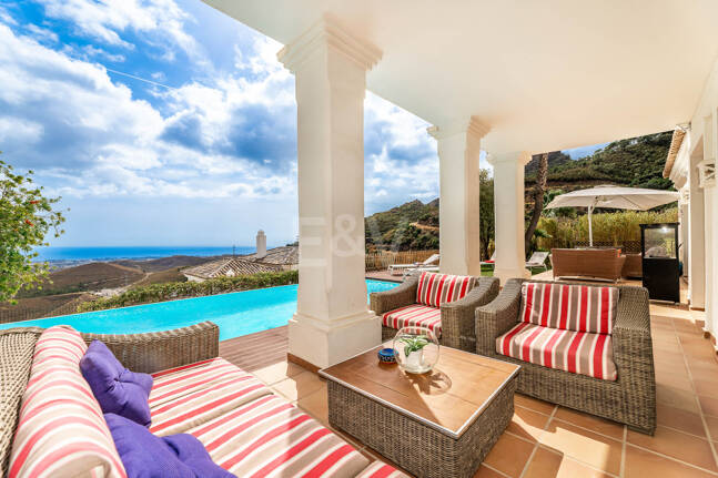 Mediterranean Benahavís Miejska Willa z widokiem na morze panoramiczne i góry.